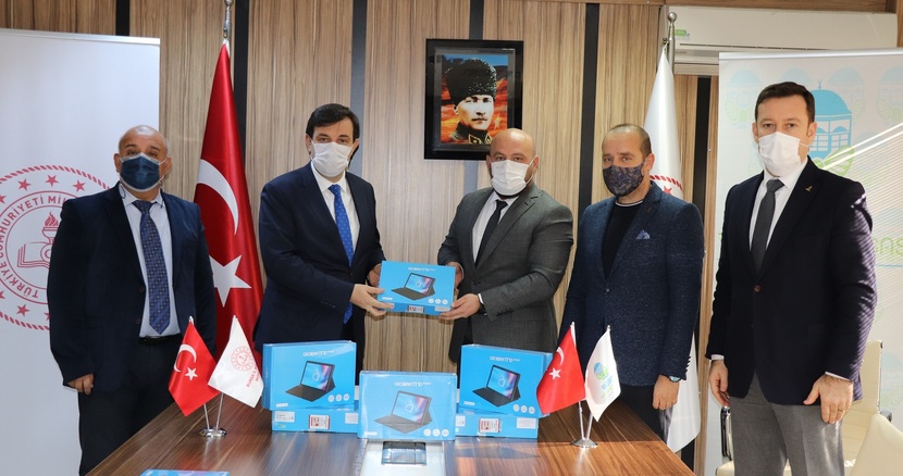 BURSA TİCARET BORSASI’NDAN İHTİYAÇ SAHİBİ ÖĞRENCİLERE TABLET DESTEĞİ